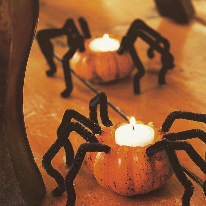 exemple de bougeoir halloween avec bougie dans citrouille creusé motif araignée en cure pipe décoration halloween à fabriquer