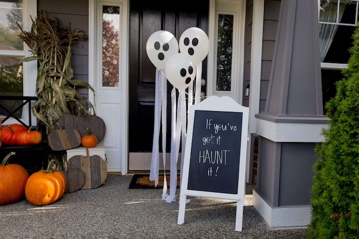 exemple deco halloween a faire soi meme avec des ballons fantome courges halloween citrouilles de planches de bois et panneau tableau noir avec message