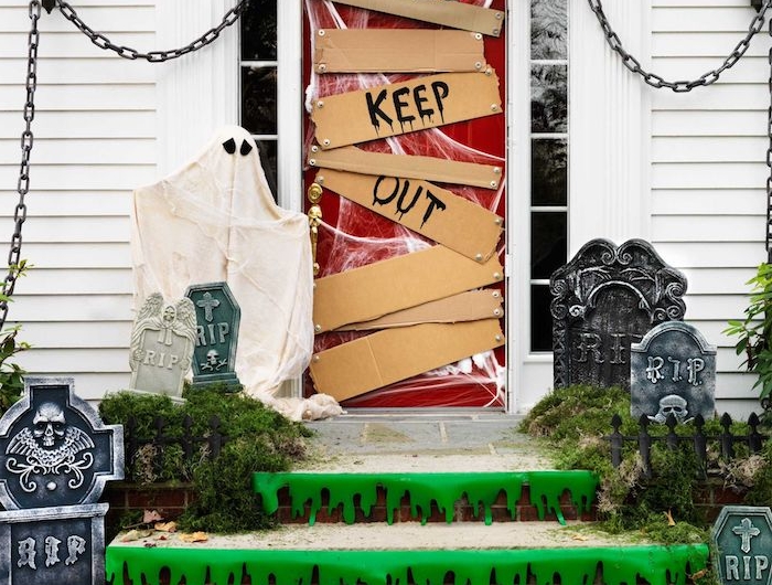 exemple deco porte halloween de carton avec toile d araignée et des tombeaux autour de l entrée deco halloween facile