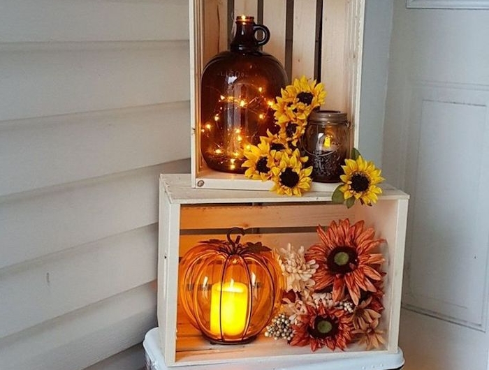 fabriquer deco halloween avec des cagettes de bois blanchies citrouilles deco fleurs et feuilles d automne lanternes