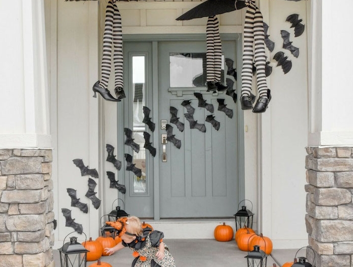 fabriquer deco halloween avec des courges chauve souris decoratifs de papier lanternes noires parapluies avec des pieds de sorcière