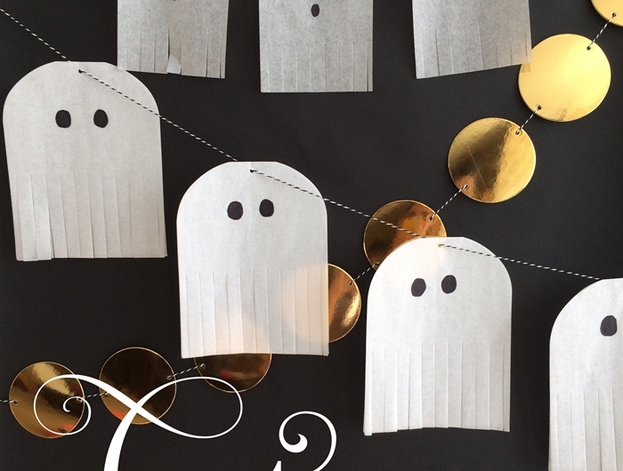 fabriquer deco halloween simple et rapide créations en papier blanc diy fantômes feuille blanche yeux noirs activité octombre