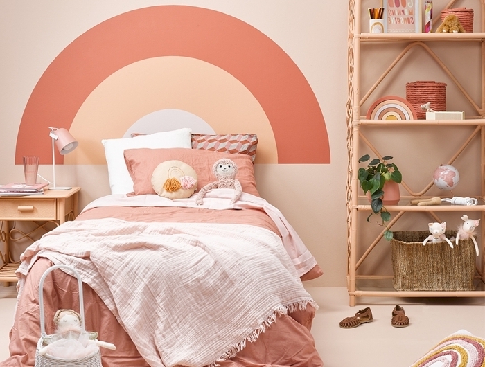 fabriquer une tete de lit originale avec peinture terracotta décoration chambre enfant étagère rotin tapis rond jute panier fibre végétal