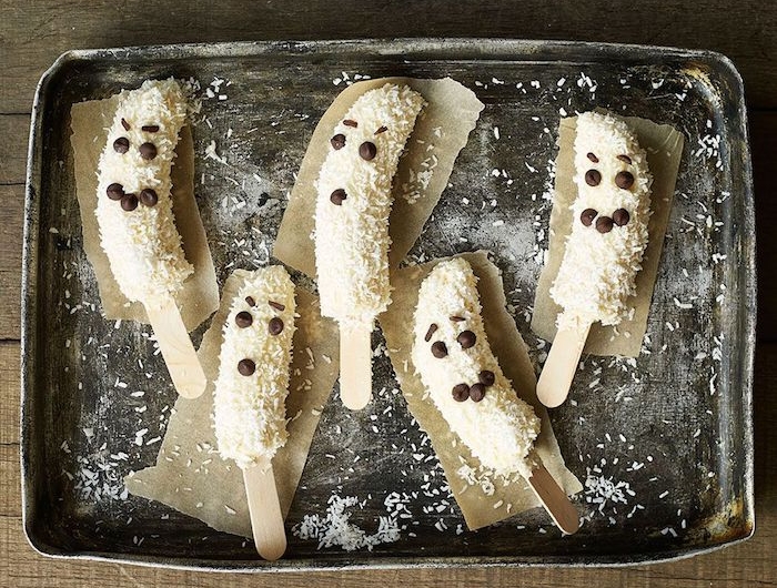 fantomes de banane congeles dessert facile amuse bouche halloween avec des visages sur buchette