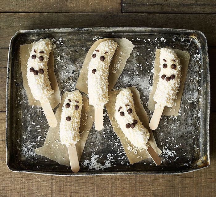 fantomes de banane congeles dessert facile amuse bouche halloween avec des visages sur buchette