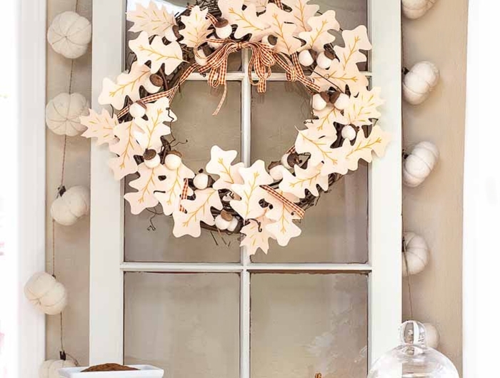 fenêtre carreaux recyclée décoration halloween a fabriquer avec objets récup guirlande en papier lettres effrayantes couronne feuilles