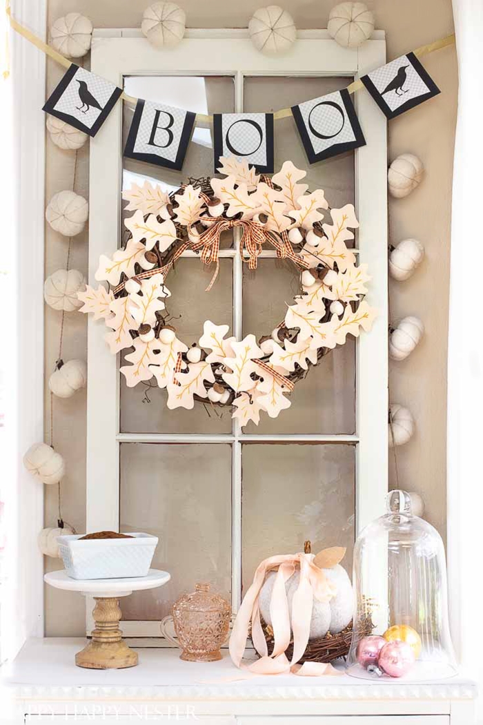 fenêtre carreaux recyclée décoration halloween a fabriquer avec objets récup guirlande en papier lettres effrayantes couronne feuilles