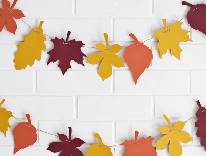 feuilles d automne en papier coloré decoration halloween maison briques blanches décoration murale facile à faire