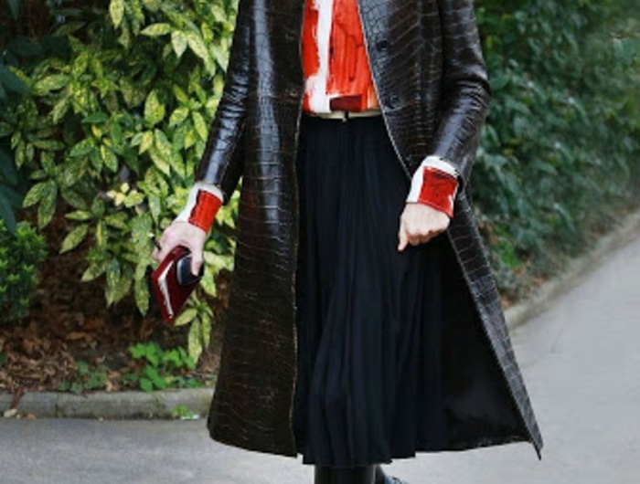formidable idee comment porter une jupe longue style décontracté chic noir manteau longue cuir elegance chemise blanc et rouge