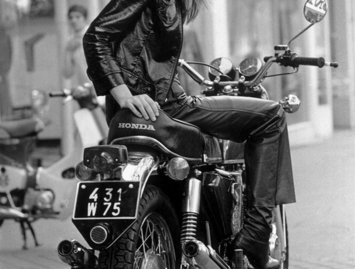 franc oise hardy tenue parisienne vestiaire des parisiennes être une femme stylée la beauté qui n a pas d age moto veste cuir