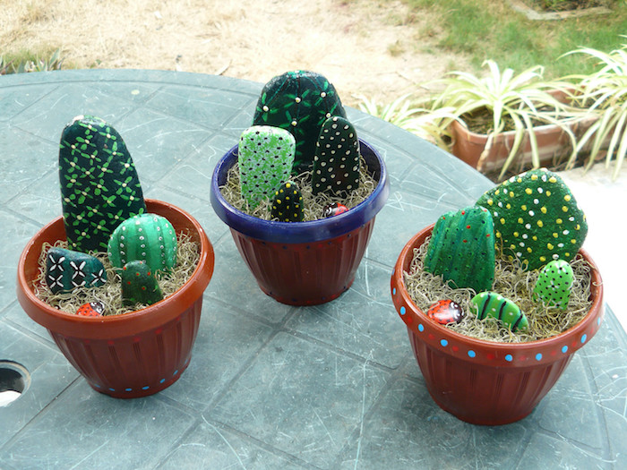 galets peints à motif cactus artificiel en pots deco cactus originale