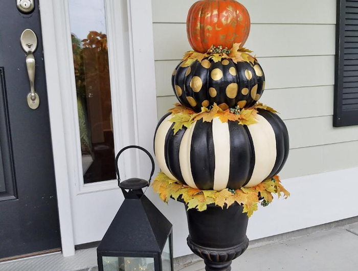 grande lanterne couleur noire décorée de guirlande lumineuse citrouille halloween courges halloween repeints à motifs variés dans grand vase