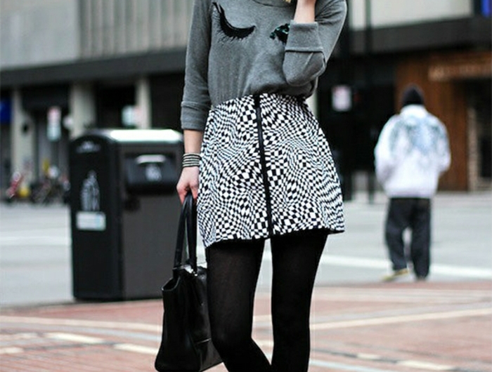 gris et noir parisien style casual chic femme mode parisienne style sans efforts mini jupe et bottines