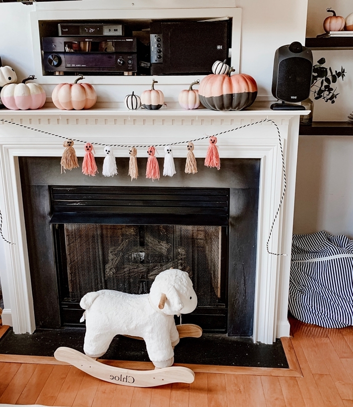 guirlande halloween décoration cheminée blanche parquet bois jouets enfants citrouille peinte bicolore guirlande glands fantôme