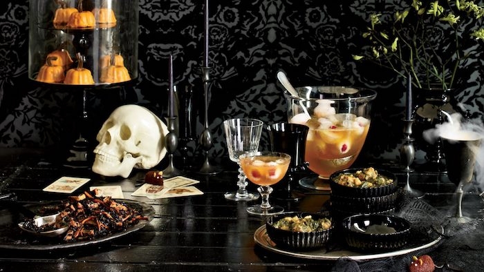 idee apero halloween avec des cocktails et des amus bouche dans une atmosphere macabre noire