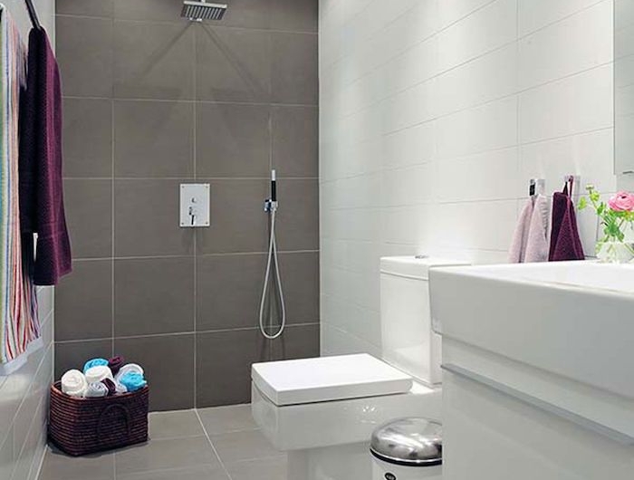 idee carrelage salle de bain glissante blanc et gris serviettes en lilac