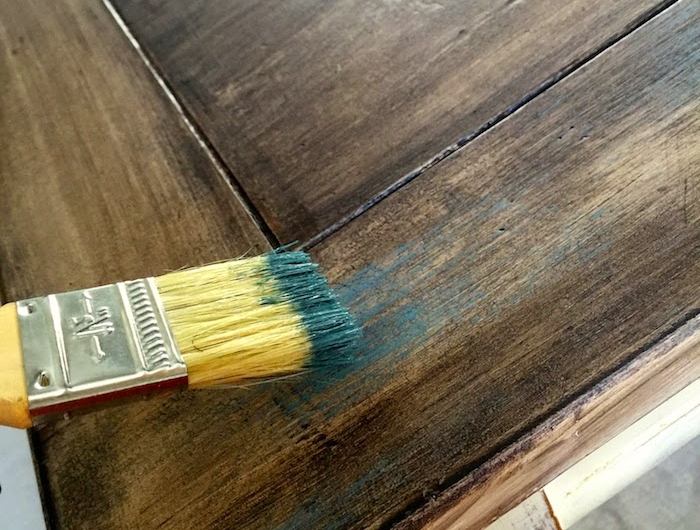 idee de couleur pour repeindre un meuble en bois table ancienne pinceau a peintre peinture bleue