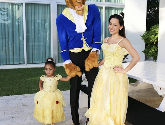 idee de deguisement pour la famille la belle et le bete robe jaune un veste bleu et masque