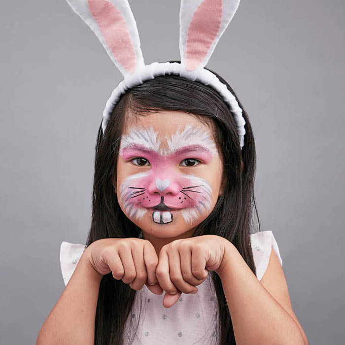 idee de maquillage enfant facile comme un lapin avec des yeux de lapin roses
