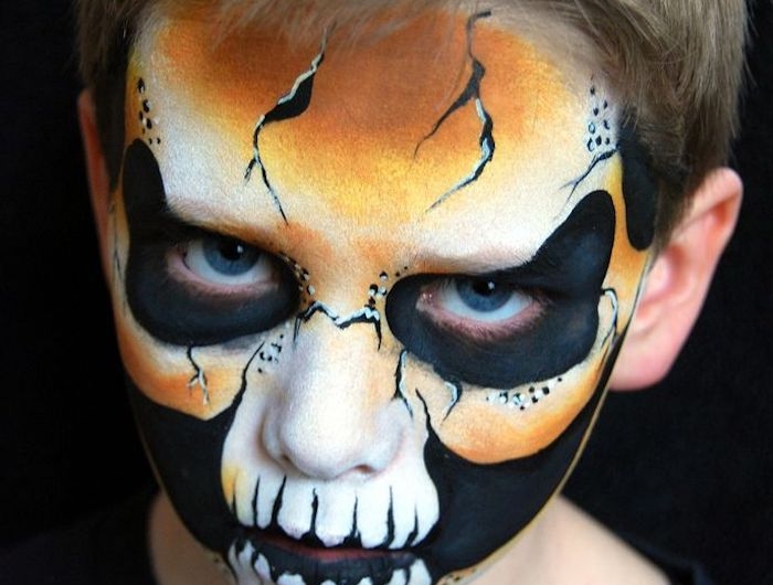 idee de peinture de visage pour enfant maquillage effrayant de squelette un garcon dans un tshirt noir