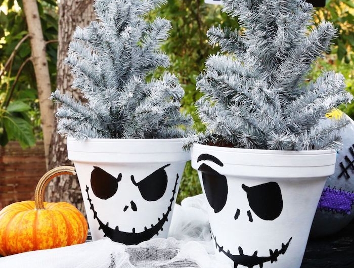 idee de pots de fleurs blanches décorés à motif fantome pour deco table halloween exterieur et courge halloween