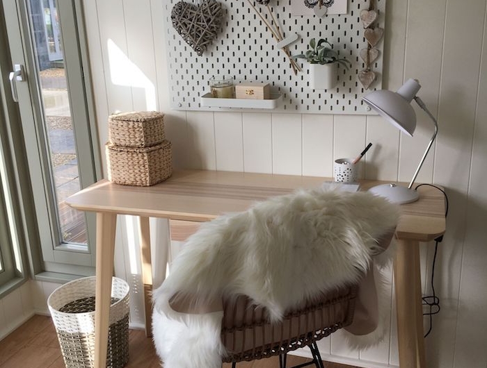 idee deco bureau style scandinave des meubles en bois claire des matieres de duvet