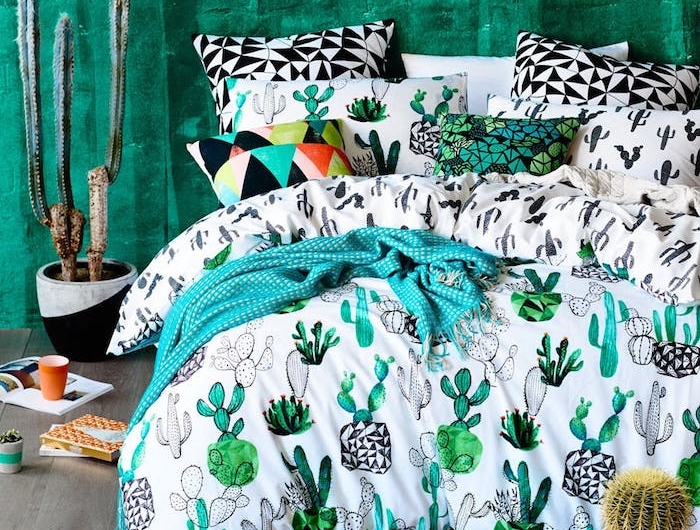 idee deco cahmbre originale avec peinture murale verte linge de lit motif cactus parquet bois gris cactus en pot