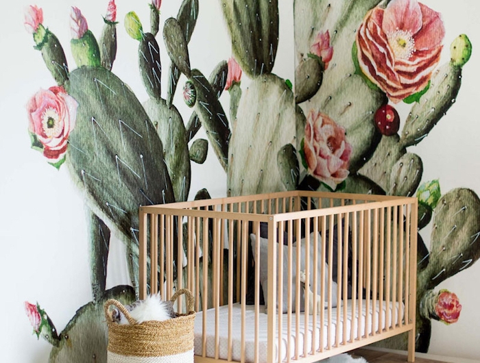 idee deco chambre bébé fille avec lit bébé bois tapis fourrure et tapisserie murale chambre enfant cactus