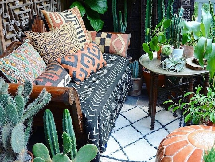 idee deco terrasse avec cactus et autres plantes exotiques en pots vegetation exterieure table pouf canapé dec boheme chic