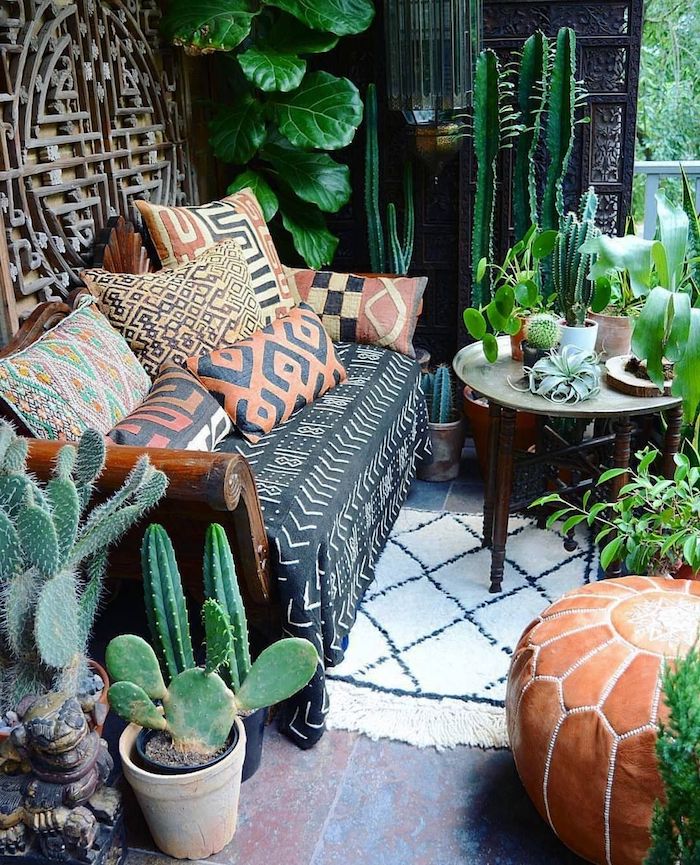 idee deco terrasse avec cactus et autres plantes exotiques en pots vegetation exterieure table pouf canapé dec boheme chic