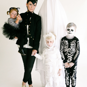 idee deguisement halloween en style effrayant un fantome sous le drapeau de la mumie et un squelette