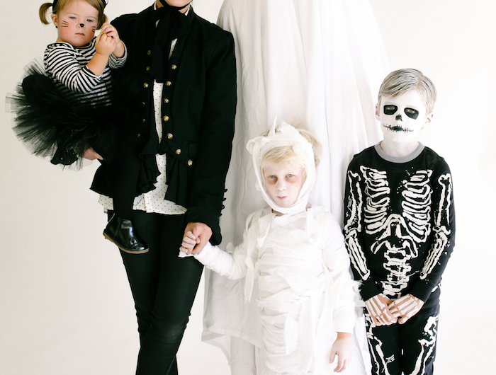 idee deguisement halloween en style effrayant un fantome sous le drapeau de la mumie et un squelette