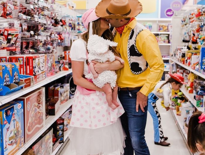 idee deguisement halloween pour la famille cowboy sa bien aimée et un petit agneu dans le supermarché