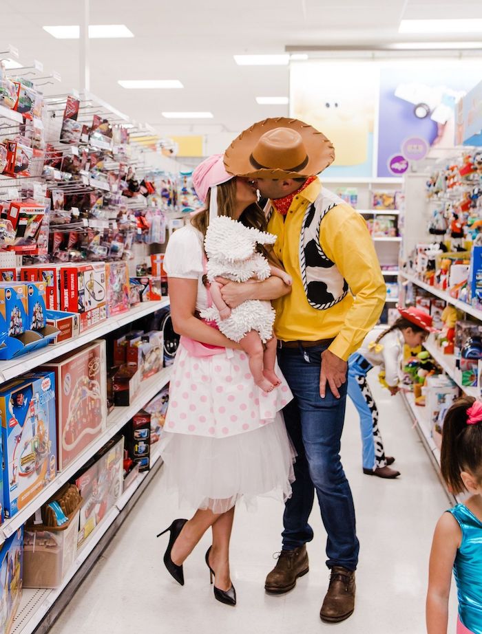 idee deguisement halloween pour la famille cowboy sa bien aimée et un petit agneu dans le supermarché