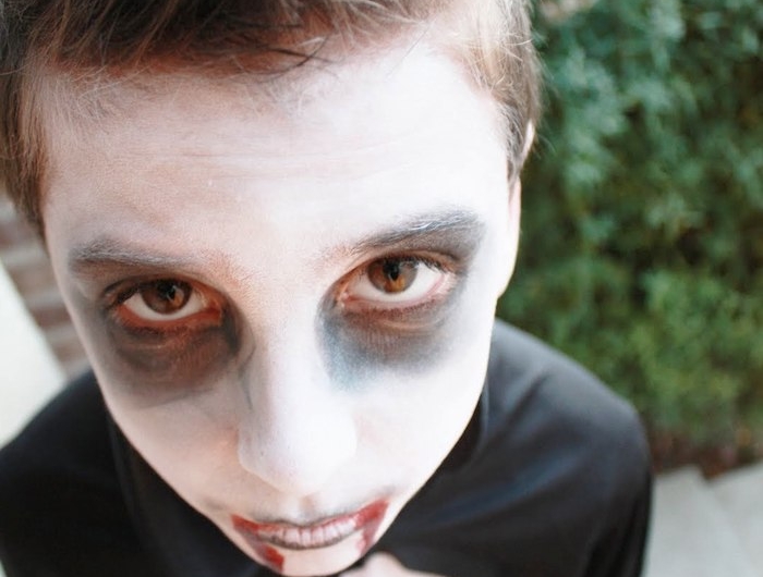 idee maquillage halloween garcon pelerine noire peinture blanche et noire sur le visage
