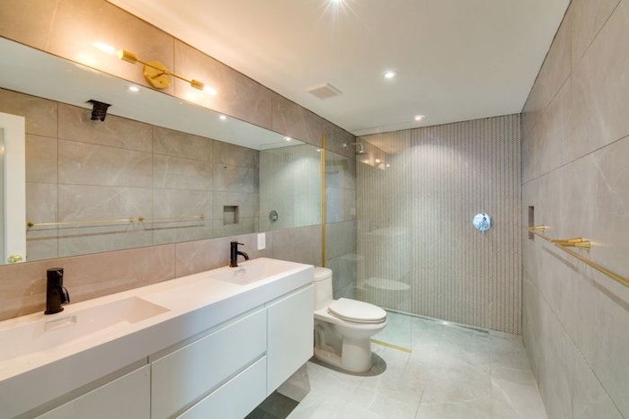 idees de carrelage dans la salle de bains toilette verres cabine de douche moderne
