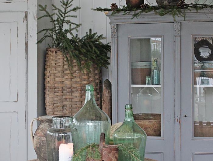 idees de decoration en style rustique commode ancien grandes vases sur table en bois