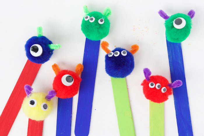 idée d activité manuelle enfant facile et rapide batonnets de glace colorés avec pompons motif monstre aux yeux mobiles