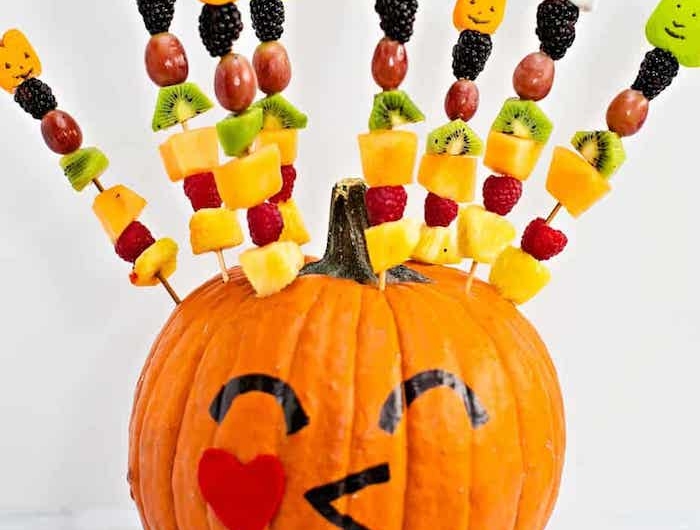 idée de brochette apero sucré brochette fruits et guimauve avec des monstres dessinés pour le gouter hallowen