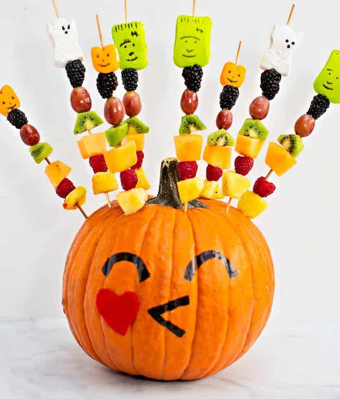 idée de brochette apero sucré brochette fruits et guimauve avec des monstres dessinés pour le gouter hallowen
