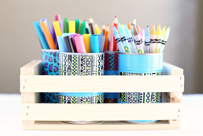 idée de décoration boite de conserve recyclée transformée en pot à crayon diy décoré de peinture et washi tape coloré àa motifs activités manuelles enfants