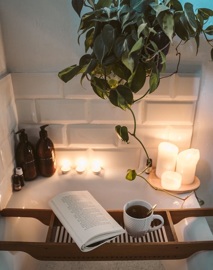 idée de plante salle de bain suspendue livre et tasse de café avec des bougies et huiles essentielles baignorie salle de abin cocooning blanche