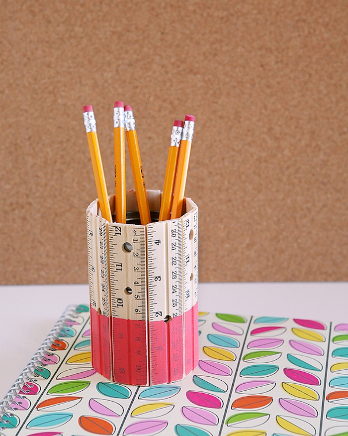 idée de pot à crayon diy en boite de conserve décorée de règles activité manuelle 10 12 ans
