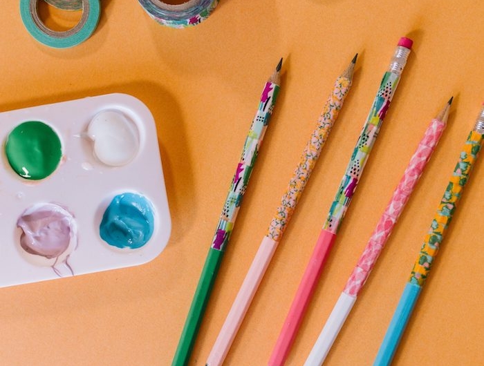 idée décoration crayons avec peinture et washi tape fournitures scolaires personnalisées activité manuelle maternelle facile rapide et créative
