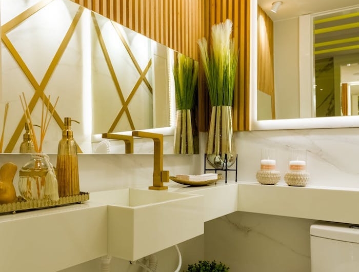 idée salle de bain bois et blanc avec mur de lattes de bois lavabo plan de travail et credence salle de bain marbre plantes salle de bain et accents dorés