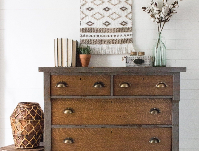 idées de décoration en style rustique moderne commode en bois tapis sur le mur