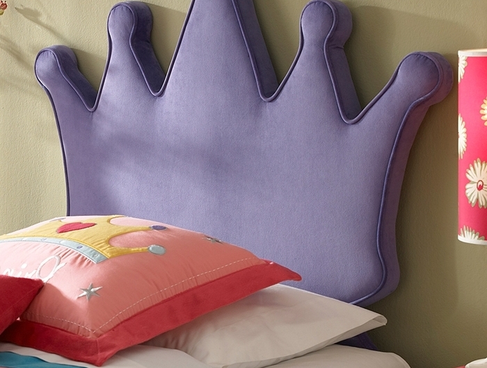 idée comment décorer une chambre fille aux murs beige peinture murale taupe tete de lit enfant en tissu forme couronne violette