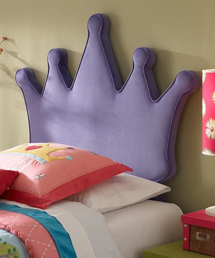 idée comment décorer une chambre fille aux murs beige peinture murale taupe tete de lit enfant en tissu forme couronne violette