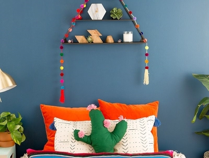 idée comment fabriquer une tete de lit facile avec une étagère suspendue en bois guirlande pompons multicolore coussin cactus