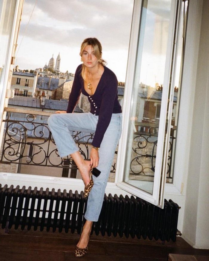 idée style bcbg look parisienne tenue décontractée chic femme balcon vue sacré coeur